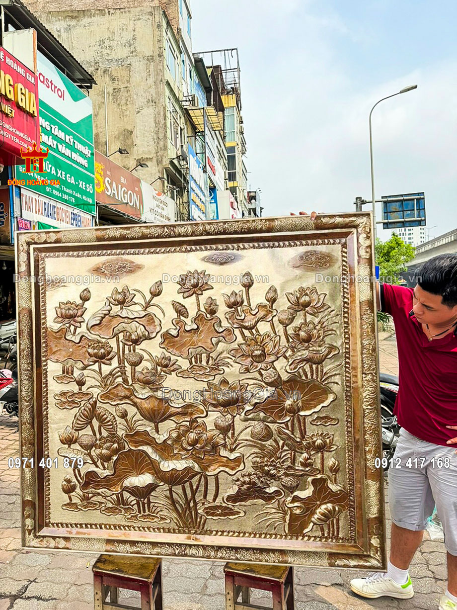 Tranh phù điêu hoa sen được bày trí tại phòng khách sang trọng
